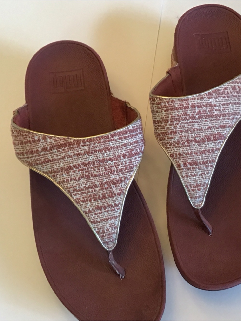 FitFlop Women's Textured Thong Sandals in Burgundy and Gold Trim